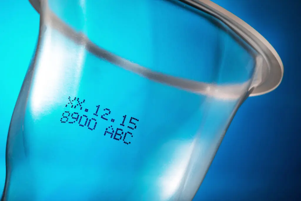 Pharma produktmärkning på plastkopp läkemedel