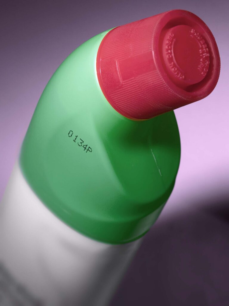 Batchnummer på plastflaska produktmärkning kemikalie CIJ bläckstråle