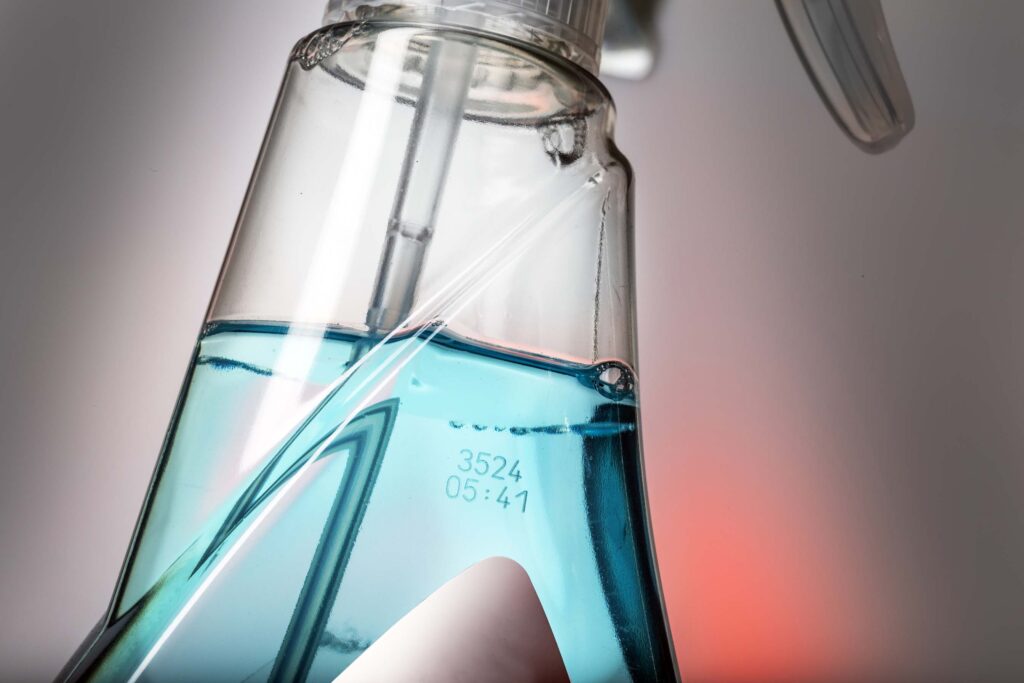 Batchnummer på plastflaska produktmärkning kemikalie CIJ bläckstråle