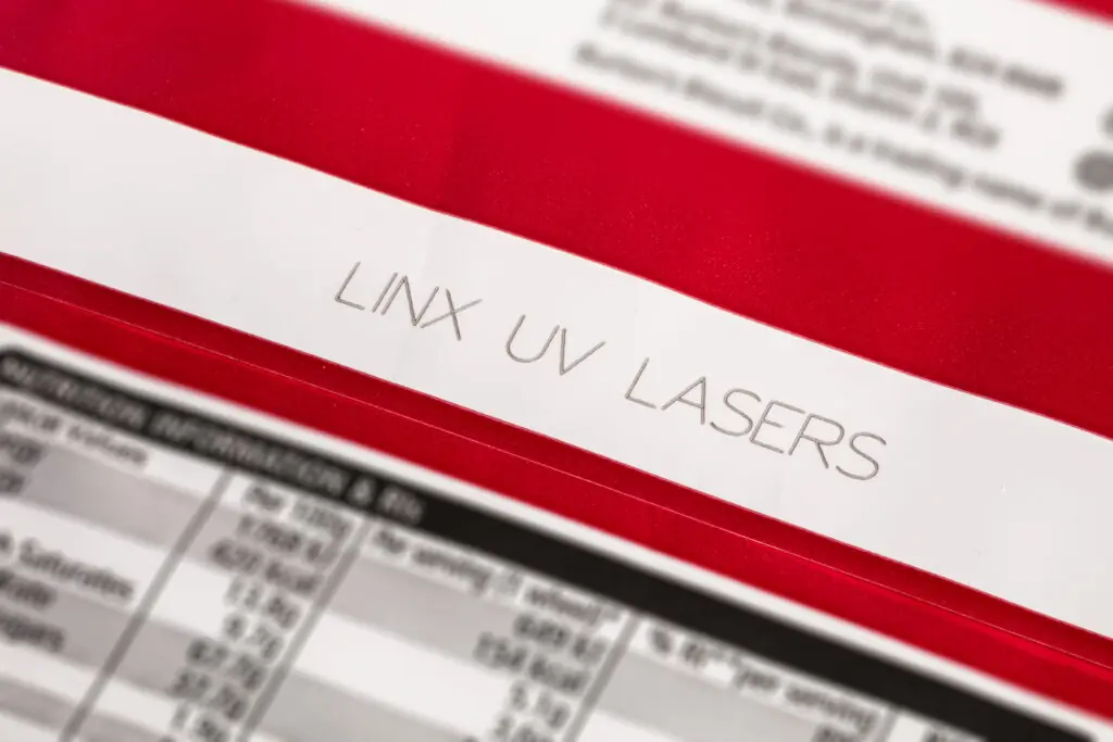 Lasermärkning livsmedelsförpackning med batchnummer, bäst-före, produktmärkning
