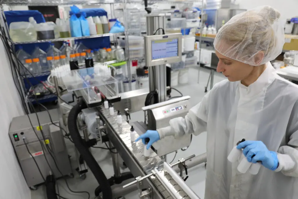 Pharma produktmärkning på pipettflaska läkemedel