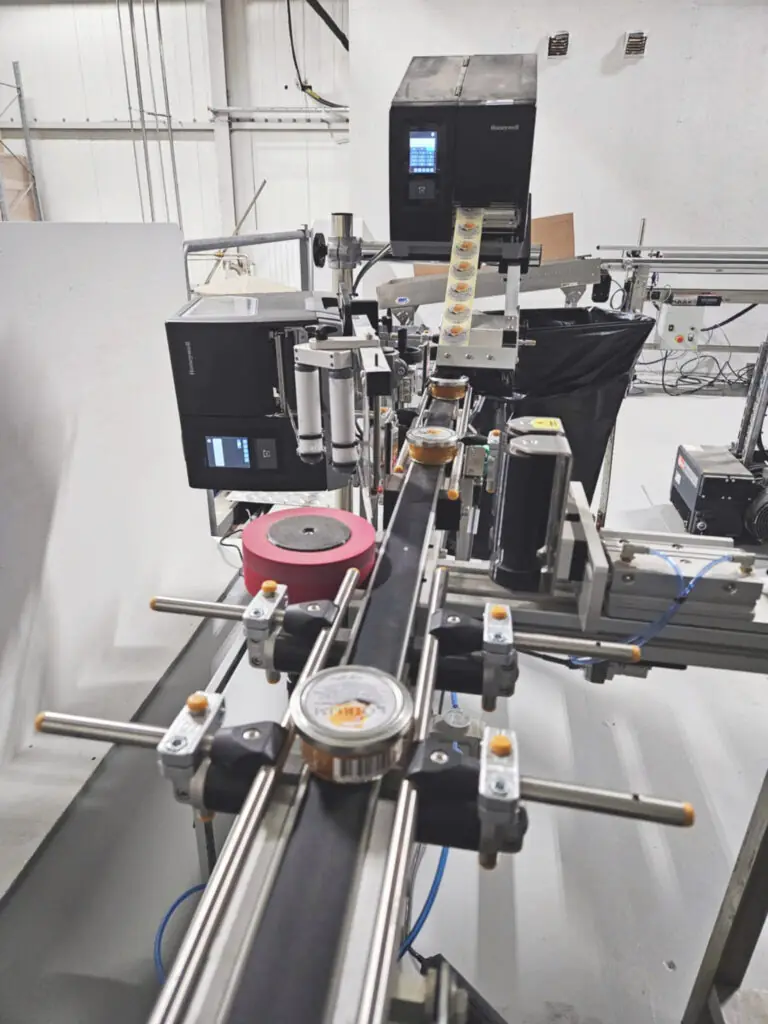 WLM etiketteringsmaskin i produktion hos SeaSam Food AB