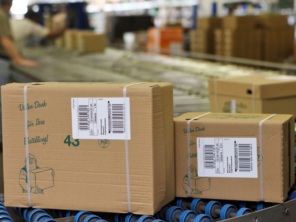 Etiketteringsmaskin etiketter på kartonger och lådor i varierande höjd LA6000