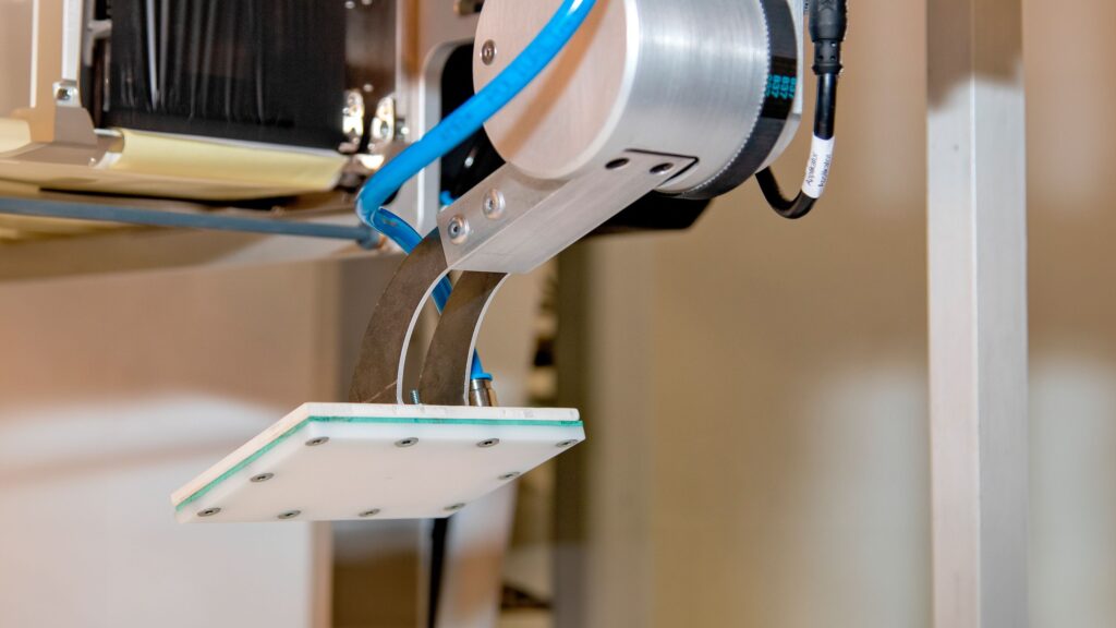 Etiketteringsmaskin - Perfekt för applicering av etiketter i produktionslinjen