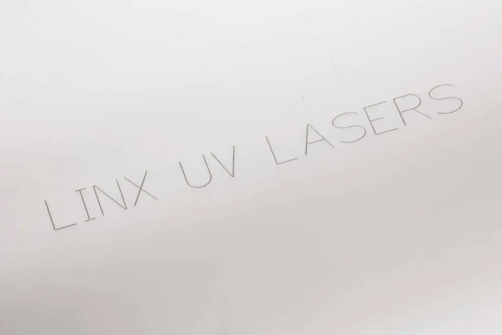 Plastark märkt med lasermaskin